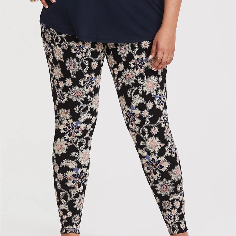 NWOT Torrid Black Floral Leggings Size 28/6X